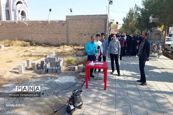 مسابقه موشک آبی همزمان با راهپیمایی ۱۳ آبان در شهرستان مهریز