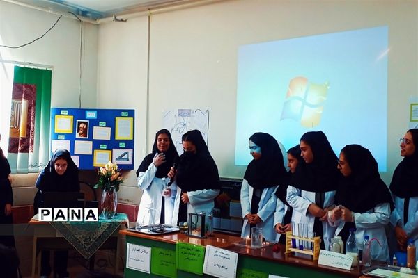 بازدید مسئولان و دانش‌آموزان از نمایشگاه آزمایشگاه زهره خبازی دماوند