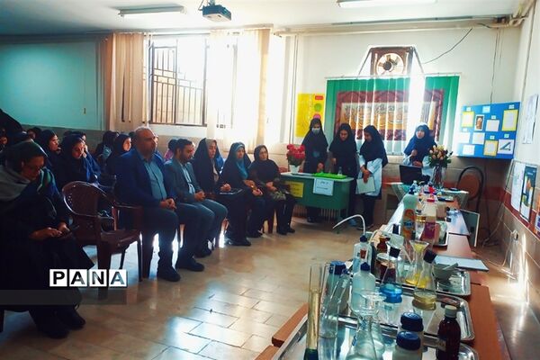 بازدید مسئولان و دانش‌آموزان از نمایشگاه آزمایشگاه زهره خبازی دماوند