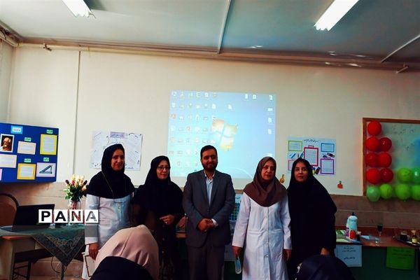 بازدید مسئولان و دانش‌آموزان از نمایشگاه آزمایشگاه زهره خبازی دماوند