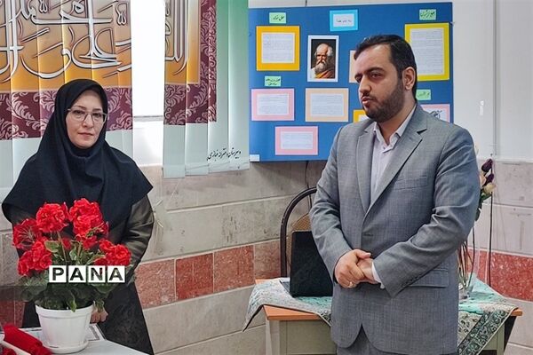 بازدید مسئولان و دانش‌آموزان از نمایشگاه آزمایشگاه زهره خبازی دماوند