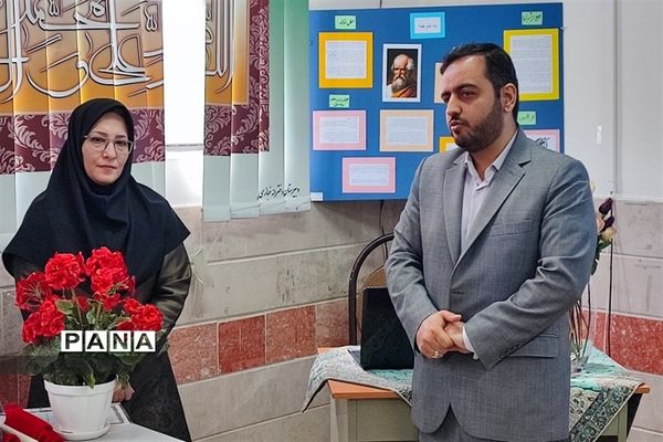 بازدید مسئولان و دانش‌آموزان از نمایشگاه آزمایشگاه زهره خبازی دماوند