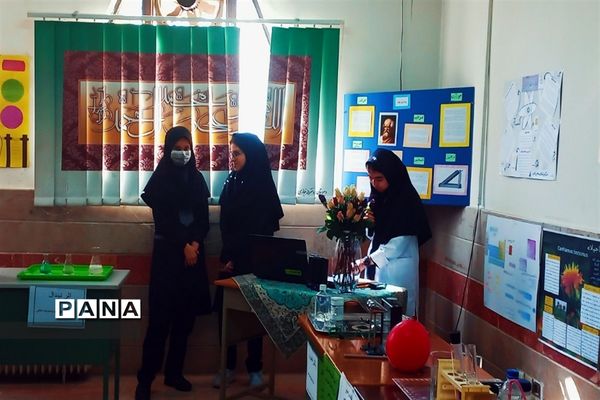 بازدید مسئولان و دانش‌آموزان از نمایشگاه آزمایشگاه زهره خبازی دماوند