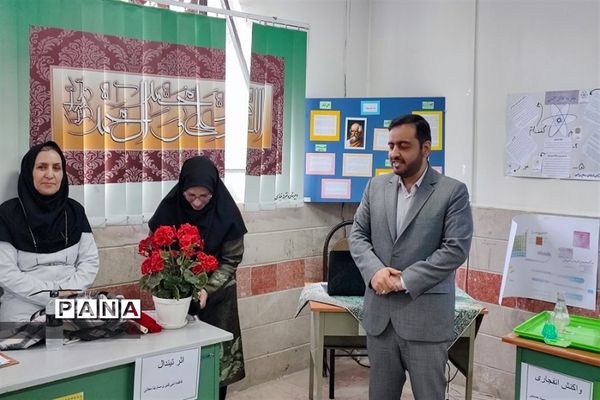 بازدید مسئولان و دانش‌آموزان از نمایشگاه آزمایشگاه زهره خبازی دماوند