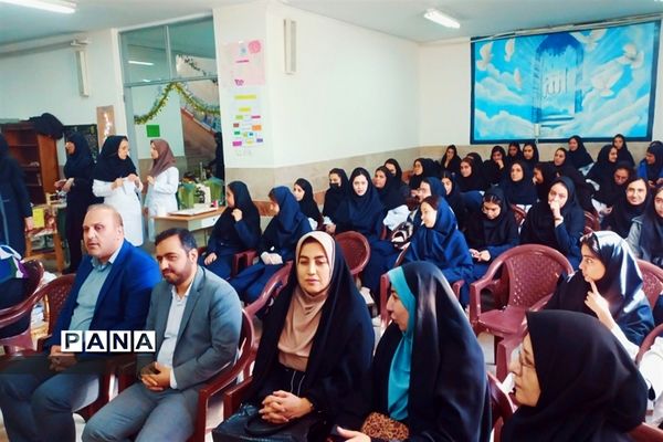 بازدید مسئولان و دانش‌آموزان از نمایشگاه آزمایشگاه زهره خبازی دماوند