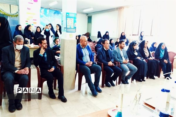 بازدید مسئولان و دانش‌آموزان از نمایشگاه آزمایشگاه زهره خبازی دماوند