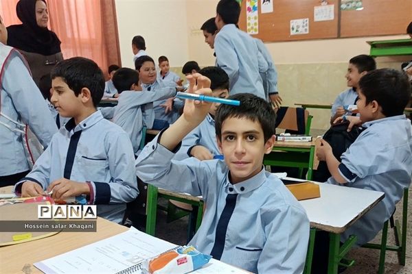 طنین شعار مرگ بر آمریکا در کلاس‌های درس دبستان معارف۶