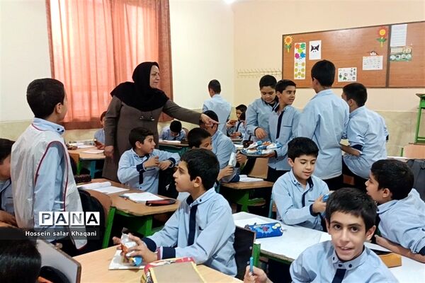 طنین شعار مرگ بر آمریکا در کلاس‌های درس دبستان معارف۶
