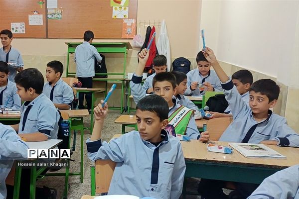 طنین شعار مرگ بر آمریکا در کلاس‌های درس دبستان معارف۶