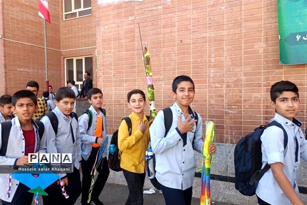 طنین شعار مرگ بر آمریکا در کلاس‌های درس دبستان معارف۶