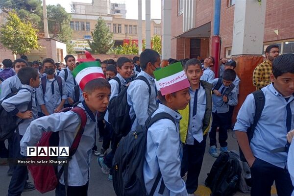 طنین شعار مرگ بر آمریکا در کلاس‌های درس دبستان معارف۶