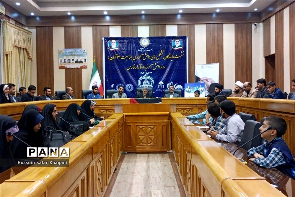 نشست گروهی از دانش‌آموزان شیراز با استاندار فارس