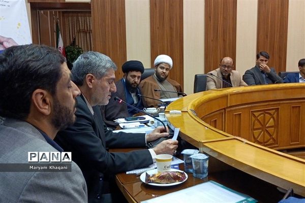 نشست گروهی از دانش‌آموزان شیراز با استاندار فارس