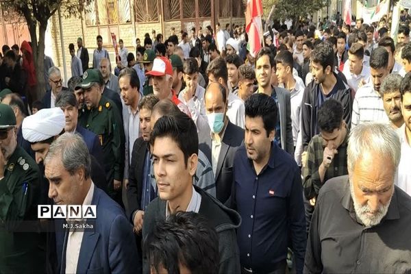 تجدید میثاق مردم جعفریه قم با آرمان‌های انقلاب در راهپیمایی13 آبان