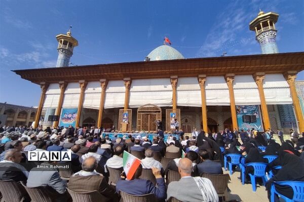 امضای‌ نامه به نوجوانان فلسطینی توسط دانش‌آموزان شیرازی در یادواره شهدای دانش‌آموز