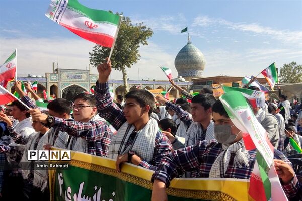 امضای‌ نامه به نوجوانان فلسطینی توسط دانش‌آموزان شیرازی در یادواره شهدای دانش‌آموز