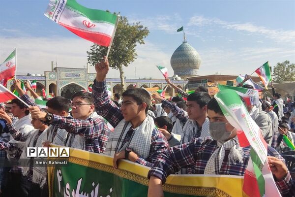 امضای‌ نامه به نوجوانان فلسطینی توسط دانش‌آموزان شیرازی در یادواره شهدای دانش‌آموز