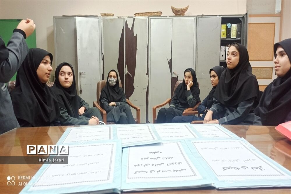 اولین جلسه شورای دانش‌آموزی در دبیرستان شاهد مطهره