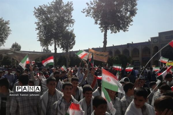 دانش‌آموزان با شهدای دانش‌آموز یک دل شدند