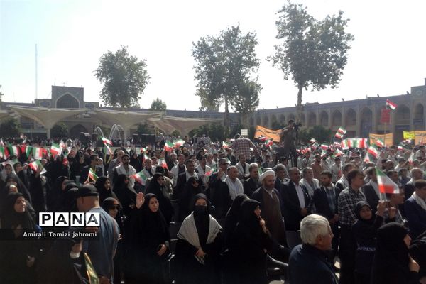 دانش‌آموزان با شهدای دانش‌آموز یک دل شدند