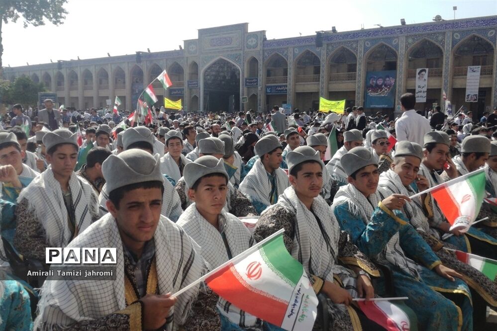 دانش‌آموزان با شهدای دانش‌آموز یک دل شدند