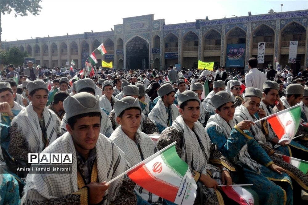 دانش‌آموزان با شهدای دانش‌آموز یک دل شدند