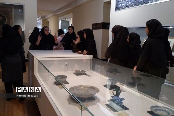بازدید دانش‌آموزان هنرستان مبتکران رودهن از موزه ملی