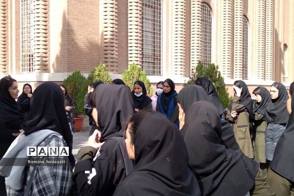 بازدید دانش‌آموزان هنرستان مبتکران رودهن از موزه ملی