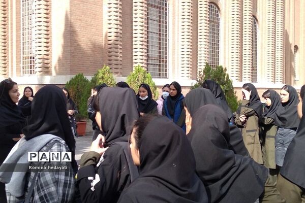 بازدید دانش‌آموزان هنرستان مبتکران رودهن از موزه ملی