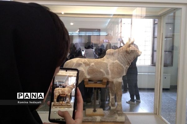 بازدید دانش‌آموزان هنرستان مبتکران رودهن از موزه ملی