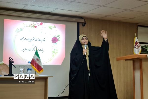 انسیه خزعلی در جمع دانش‌آموزان فرهیخته منطفه ۱۳