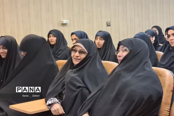 انسیه خزعلی در جمع دانش‌آموزان فرهیخته منطفه ۱۳