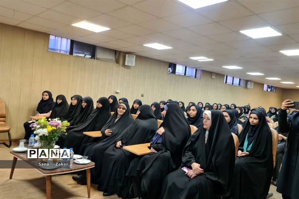 انسیه خزعلی در جمع دانش‌آموزان فرهیخته منطفه ۱۳