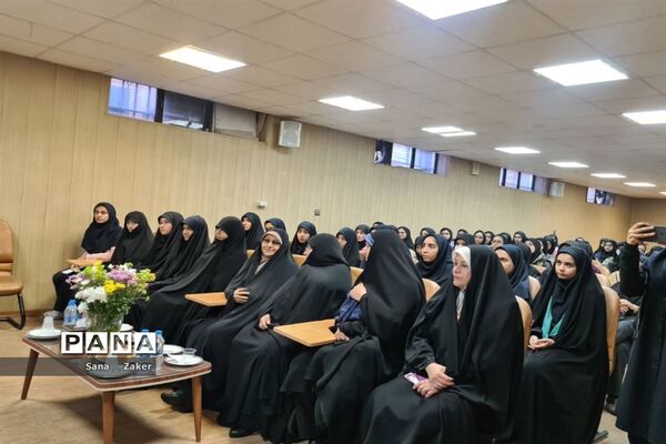 انسیه خزعلی در جمع دانش‌آموزان فرهیخته منطفه ۱۳