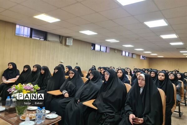 انسیه خزعلی در جمع دانش‌آموزان فرهیخته منطفه ۱۳