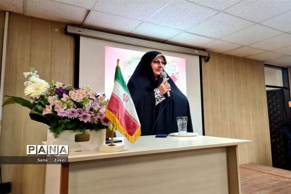 انسیه خزعلی در جمع دانش‌آموزان فرهیخته منطفه ۱۳
