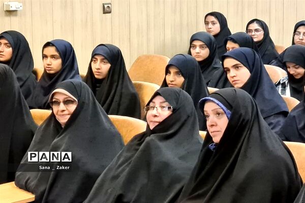 انسیه خزعلی در جمع دانش‌آموزان فرهیخته منطفه ۱۳