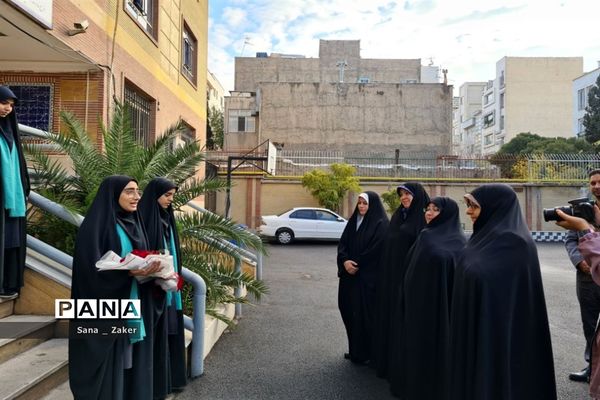 انسیه خزعلی در جمع دانش‌آموزان فرهیخته منطفه ۱۳