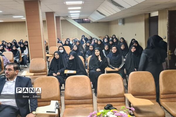 انسیه خزعلی در جمع دانش‌آموزان فرهیخته منطفه ۱۳