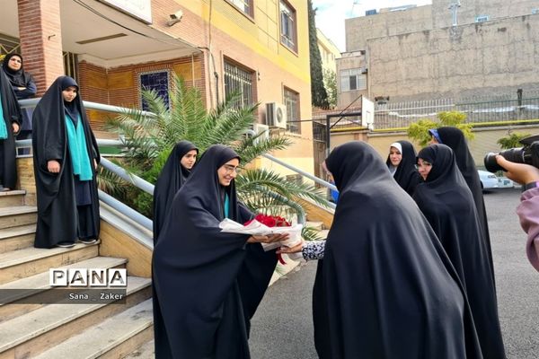 انسیه خزعلی در جمع دانش‌آموزان فرهیخته منطفه ۱۳