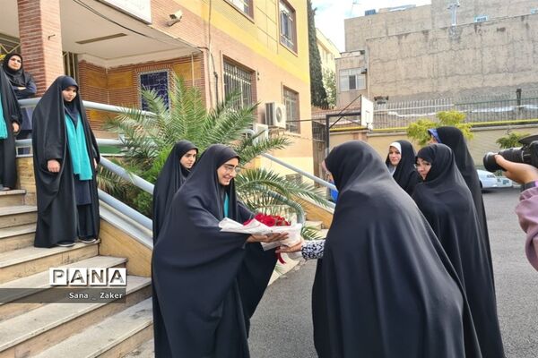 انسیه خزعلی در جمع دانش‌آموزان فرهیخته منطفه ۱۳