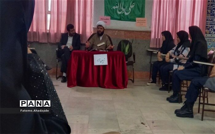 نشست صمیمی دانش‌آموزان پاکدشتی با امام جمعه‌ این شهرستان