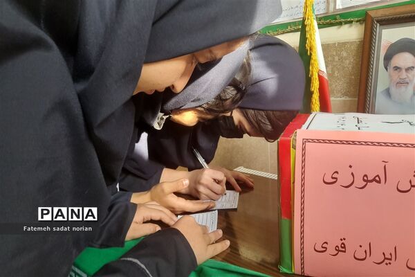 برگزاری انتخابات شورای دانش‌آموزی در دبیرستان فاطمه آهنچی
