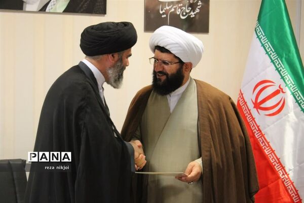 آیین اهدا ابلاغ کمیته همکاری‌های آموزش و پرورش و حوزه علمیه ناحیه یک بهارستان
