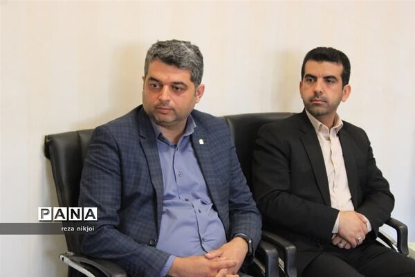 آیین اهدا ابلاغ کمیته همکاری‌های آموزش و پرورش و حوزه علمیه ناحیه یک بهارستان
