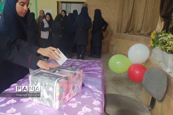 برگزاری انتخابات شهردار مدرسه با هدف افزایش مشارکت پذیری و کسب تجربه دانش‌آموزان در مدرسه حدیث کساء ناحیه یک شهرری