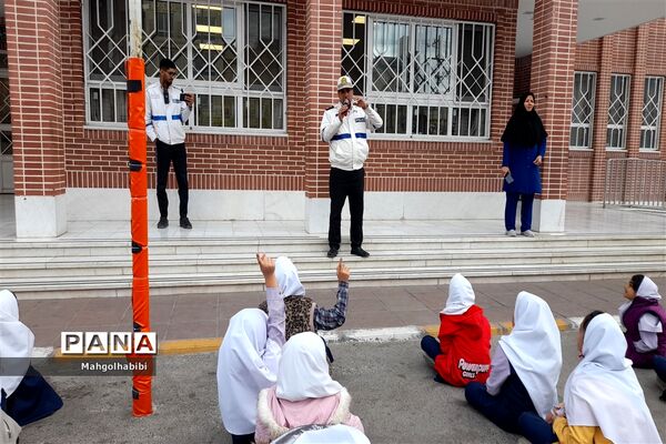 آموزش قوانین و مقررات راهنمایی و رانندگی به دانش‌آموزان در دبستان پورشهریاری ناحیه ۷مشهد