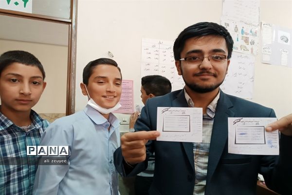 انتخابات شورای دانش‌آموزی در مدرسه شاهد حضرت مهدی مشهد