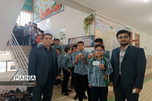 انتخابات شورای دانش‌آموزی در مدرسه شاهد حضرت مهدی مشهد