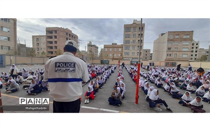 آموزش قوانین به دانش‌آموزان توسط افسر گشت تصادفات  پلیس راهور مشهد/فیلم